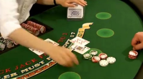 Dealer breaks down a rainbow bet Дилер разбирает радужную ставку в блэкджеке