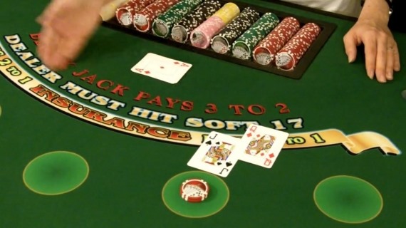 Dealer is asking if the Player wants insurance Дилер предлагает игроку страховку в блэкджеке