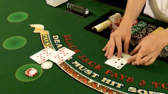 The Player tips the dealer by betting for them Игрок дает чаевые дилеру, ставя за него