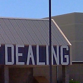 Are dealing schools necessary? We ask a teacher to let you know.