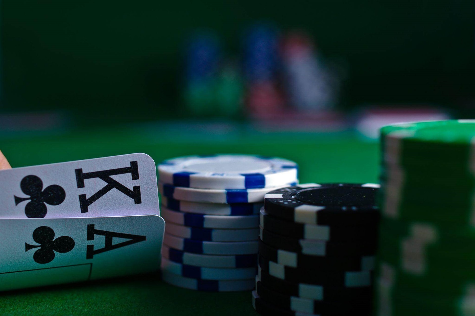 7 Crucial Differences Between Online Poker and Live Poker