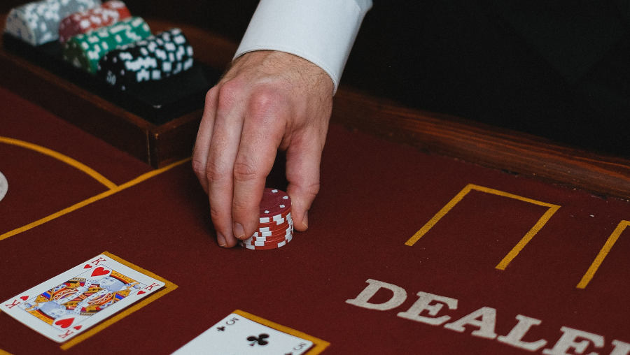 How Casino Dealers Maintain Accuracy During Fast-Paced Games