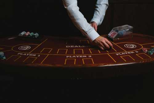 Live Dealer Casinos in Canada: Bringing the Vegas Experience to the Land of Maple Leaf