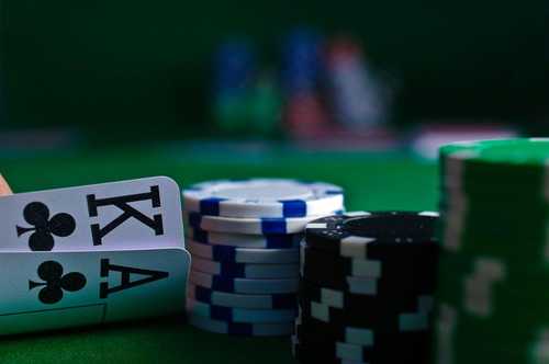 7 Crucial Differences Between Online Poker and Live Poker