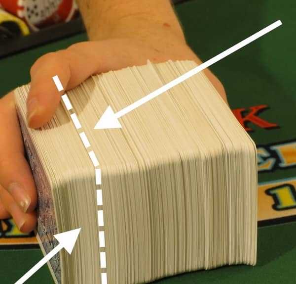This picture highlights the area of the shoe where the dealer should place the cut card