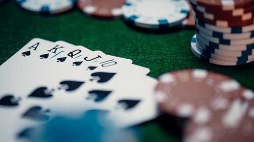 The Art of Bluffing in Online Poker: When to Hold, Fold, and Play the Long Game