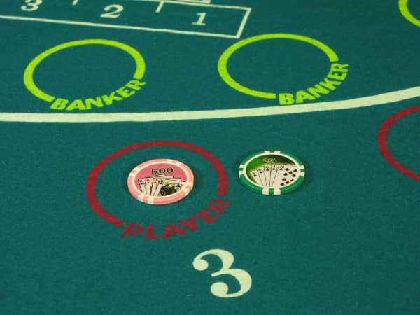 There is a five hundred dollar bet on Player along with a twenty five dollar toke next to it on a mini-baccarat table