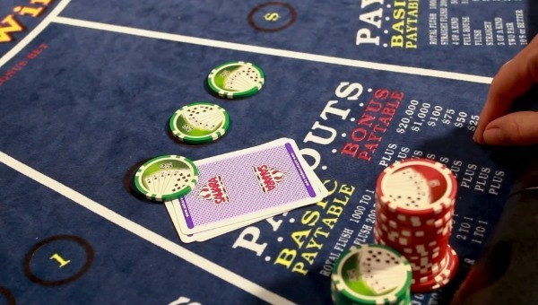 Player tucked the cards under his main bet Player tucked the cards under his main bet