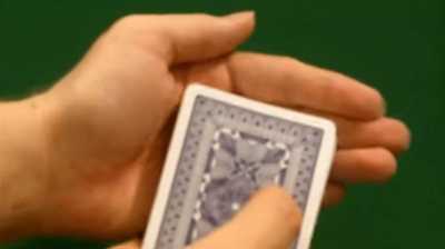 How to hold the cards in your hand